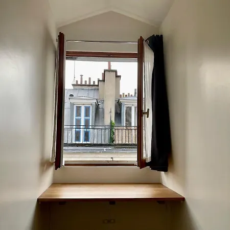 Le Marais Vue Et Metro Ligne 1, 11 Et Rer A, B * Paris